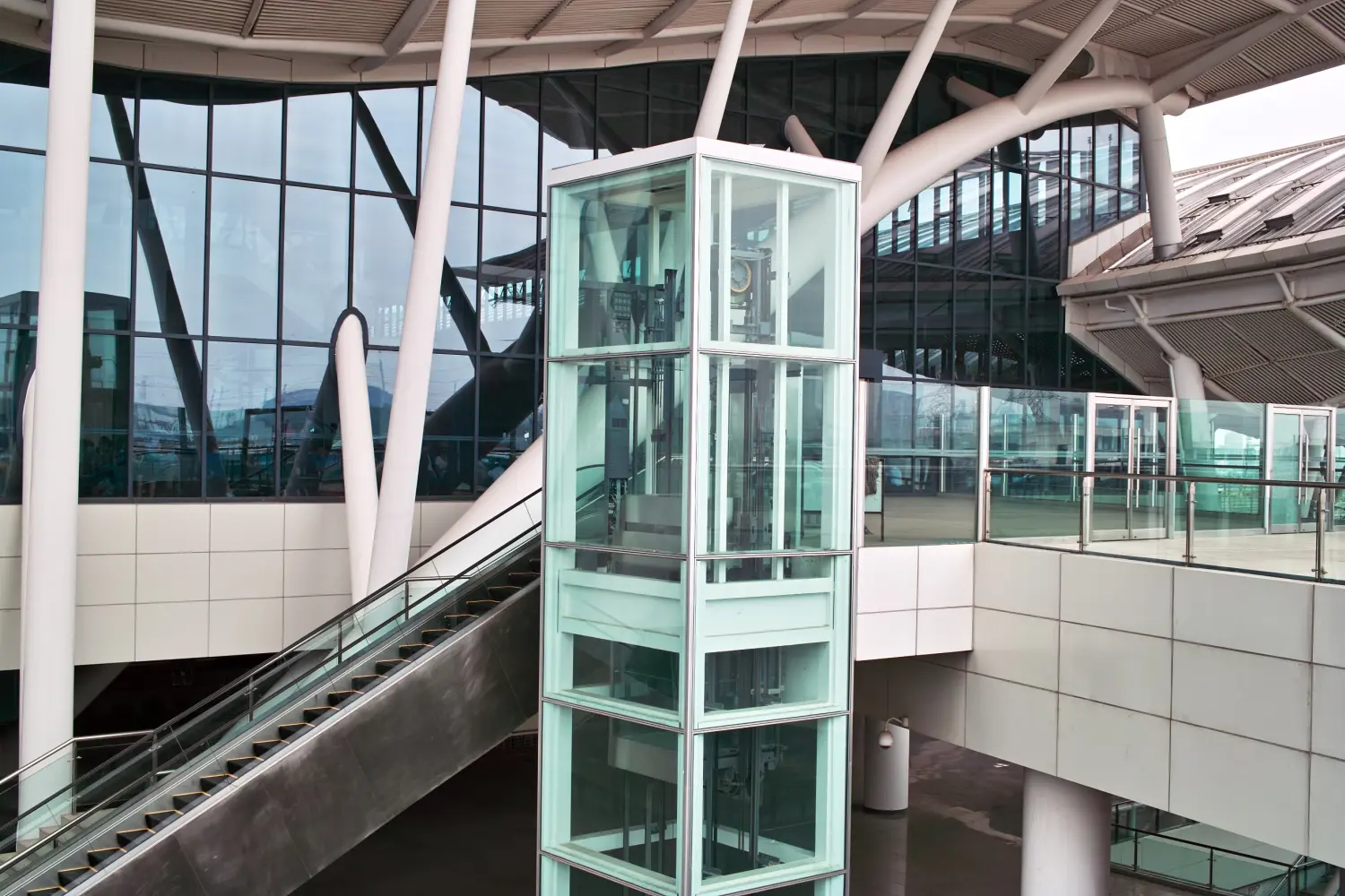 Glasaufzug und Rolltreppe